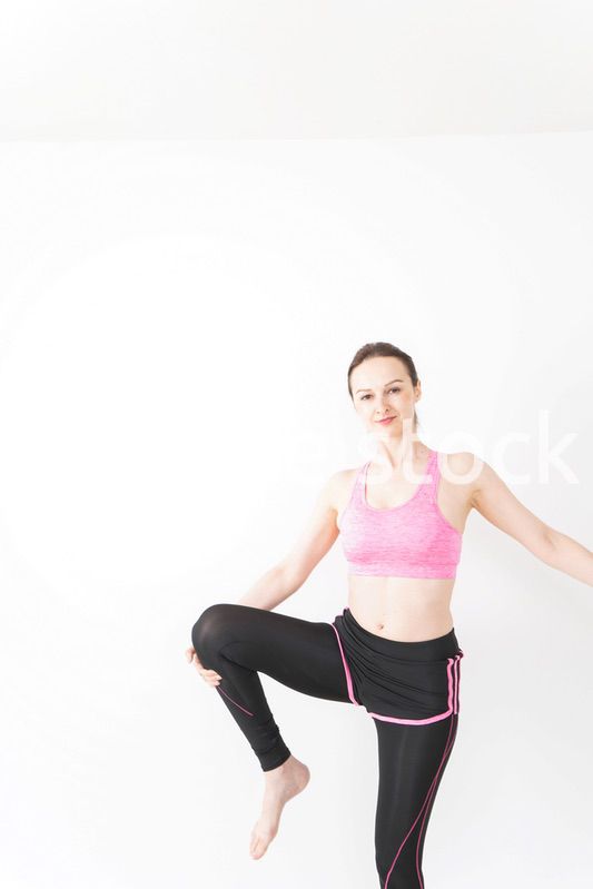 スポーツウェアを着てストレッチをする外国人の女性