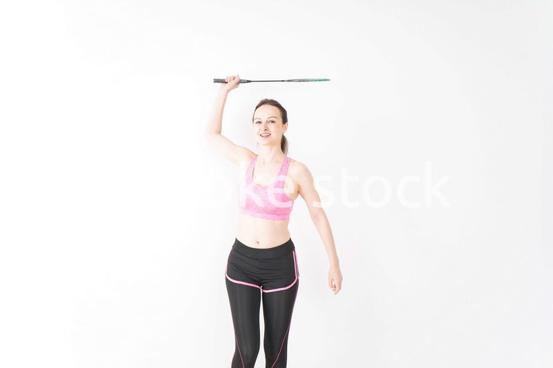 スポーツウェアを着てバドミントンをする外国人の女性