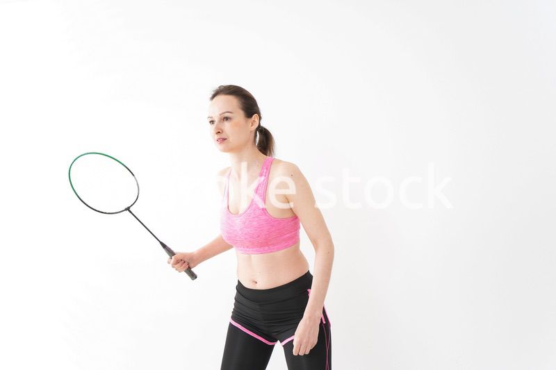 スポーツウェアを着てバドミントンをする外国人の女性