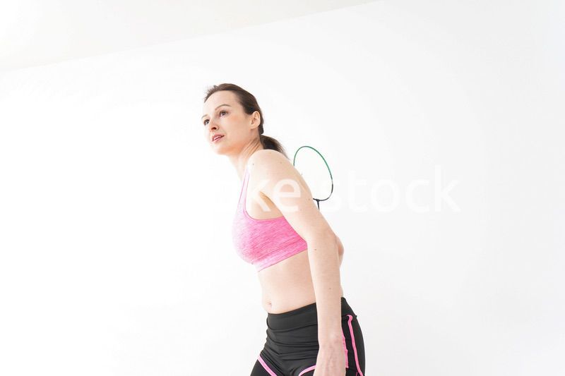 スポーツウェアを着てバドミントンをする外国人の女性