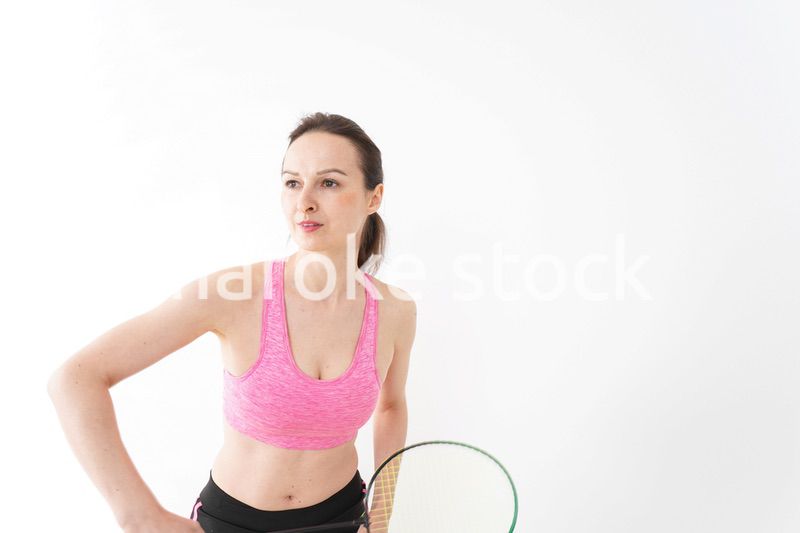 スポーツウェアを着てバドミントンをする外国人の女性