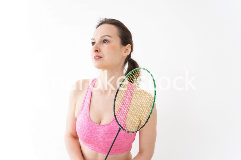 スポーツウェアを着てバドミントンをする外国人の女性