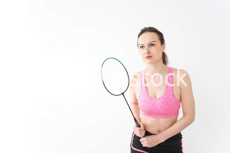 スポーツウェアを着てバドミントンをする外国人の女性