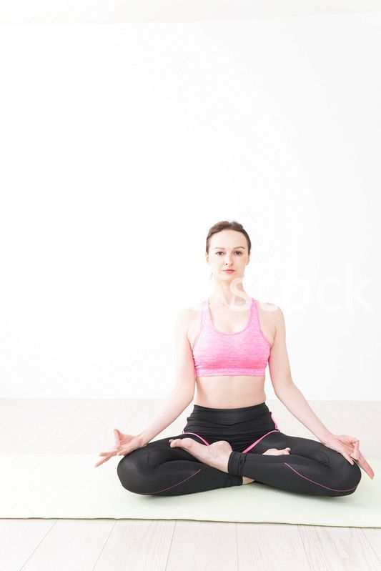 スポーツウェアを着てヨガをする外国人の女性