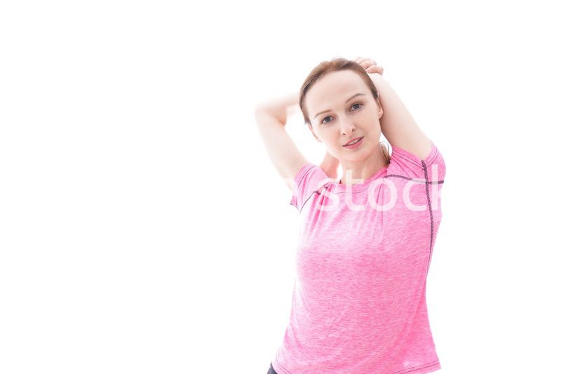 ストレッチをする笑顔の若い女性