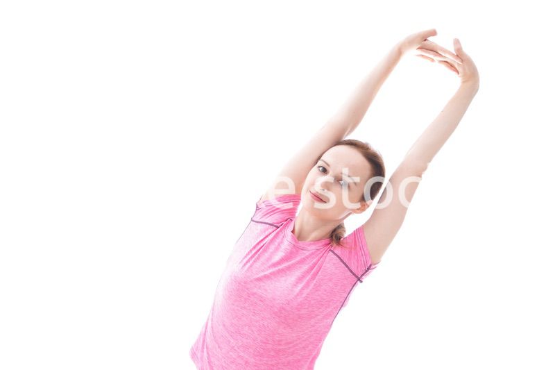 ストレッチをする笑顔の若い女性