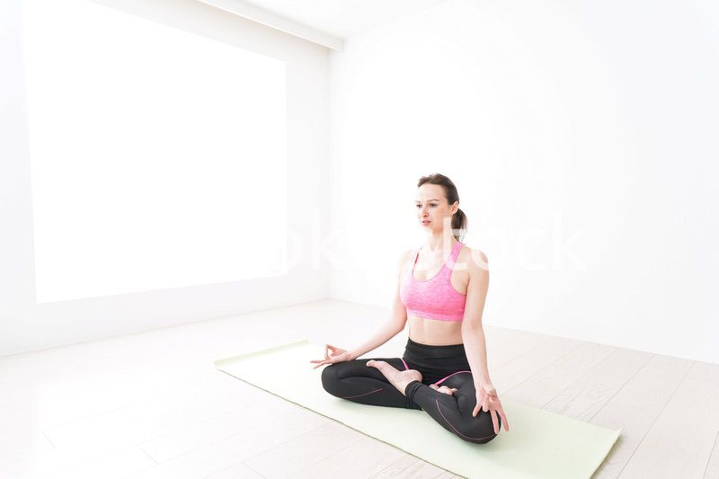 スポーツウェアを着てヨガをする外国人の女性