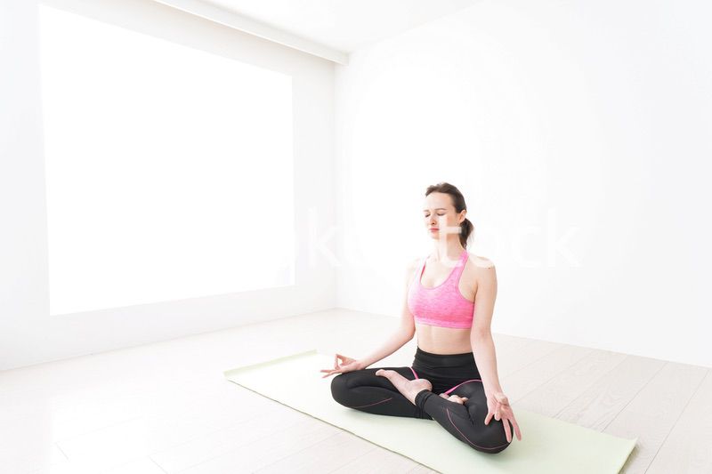 スポーツウェアを着てヨガをする外国人の女性