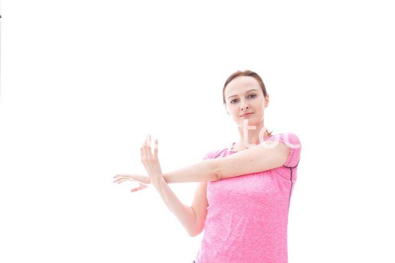 ストレッチをする笑顔の若い女性