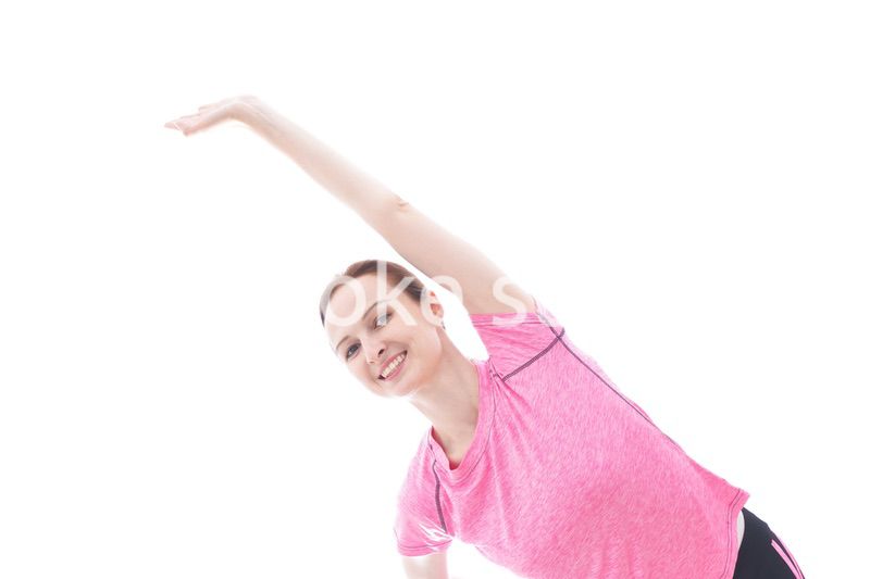 ストレッチをする笑顔の若い女性