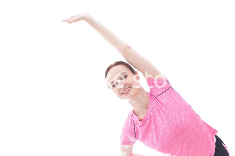 ストレッチをする笑顔の若い女性