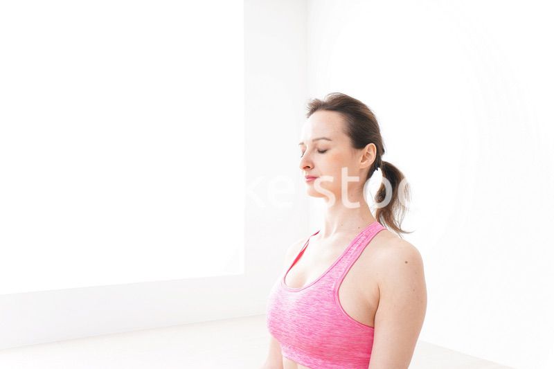 スポーツウェアを着てヨガをする外国人の女性