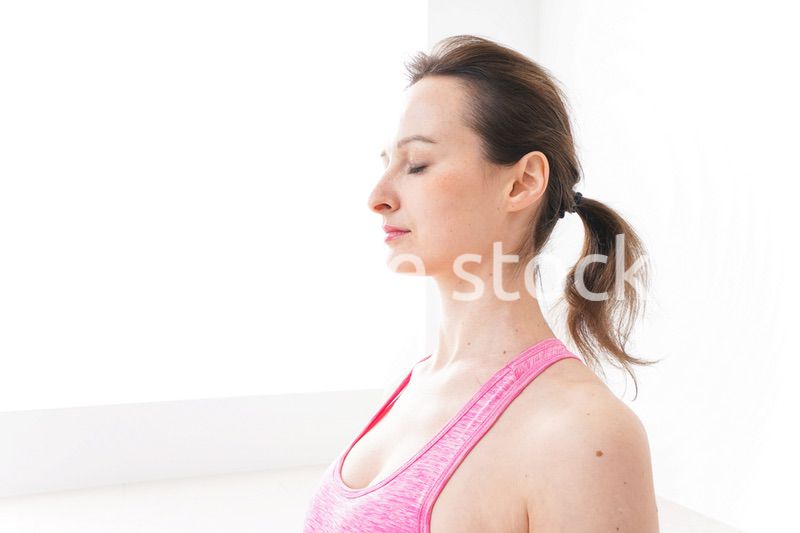 スポーツウェアを着てヨガをする外国人の女性