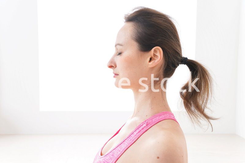 スポーツウェアを着てヨガをする外国人の女性