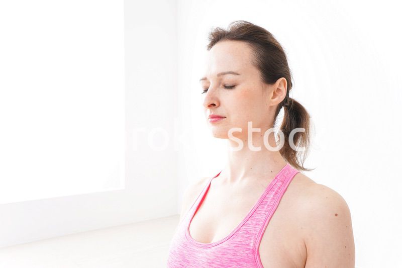 スポーツウェアを着てヨガをする外国人の女性