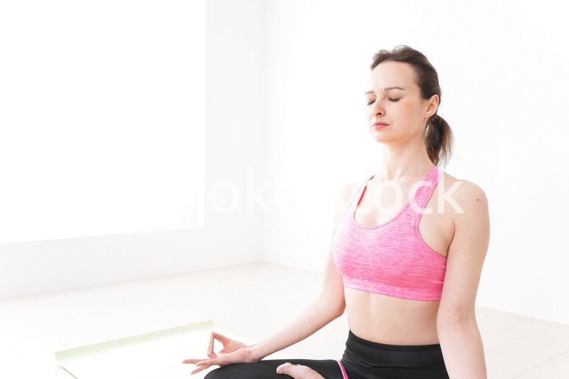 スポーツウェアを着てヨガをする外国人の女性