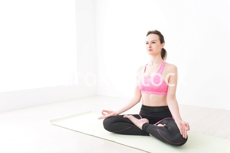 スポーツウェアを着てヨガをする外国人の女性