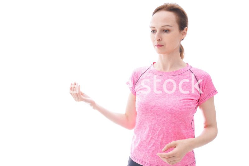 ストレッチをする笑顔の若い女性