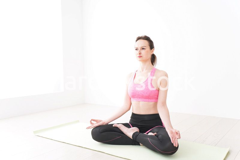 スポーツウェアを着てヨガをする外国人の女性