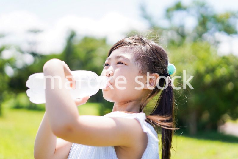 水分補給をする小さな女の子