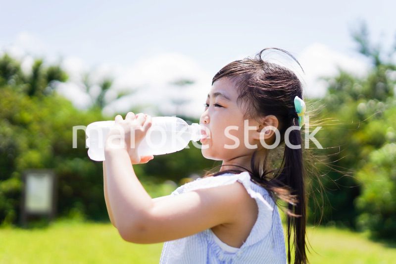 水分補給をする小さな女の子