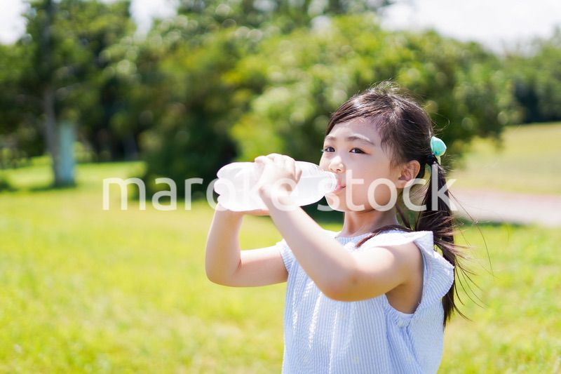 水分補給をする小さな女の子