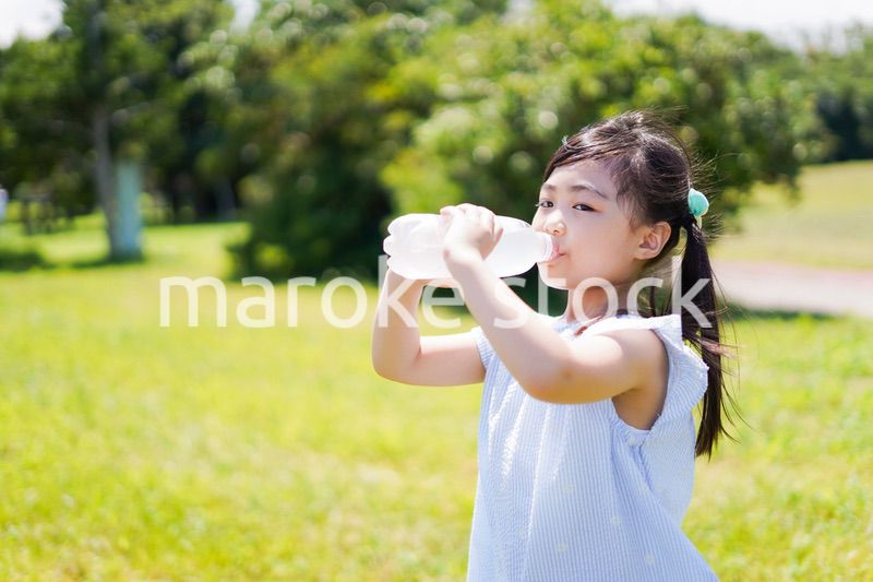 水分補給をする小さな女の子