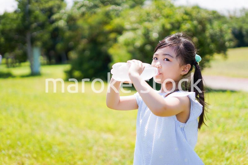 水分補給をする小さな女の子