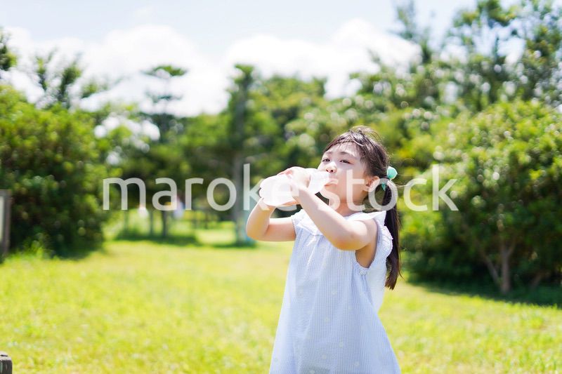 水分補給をする小さな女の子