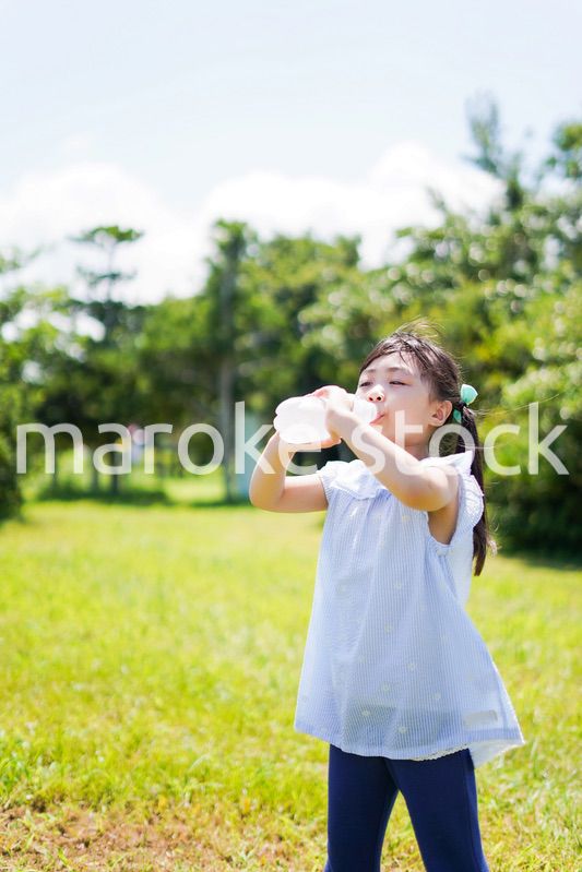 水分補給をする小さな女の子