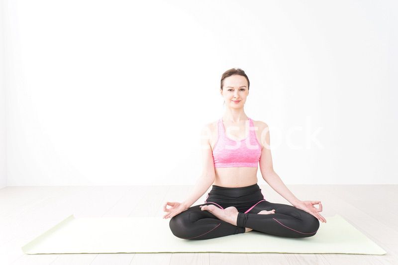 スポーツウェアを着てヨガをする外国人の女性