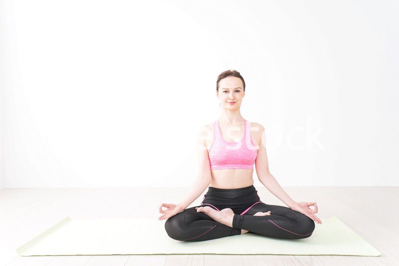 スポーツウェアを着てヨガをする外国人の女性