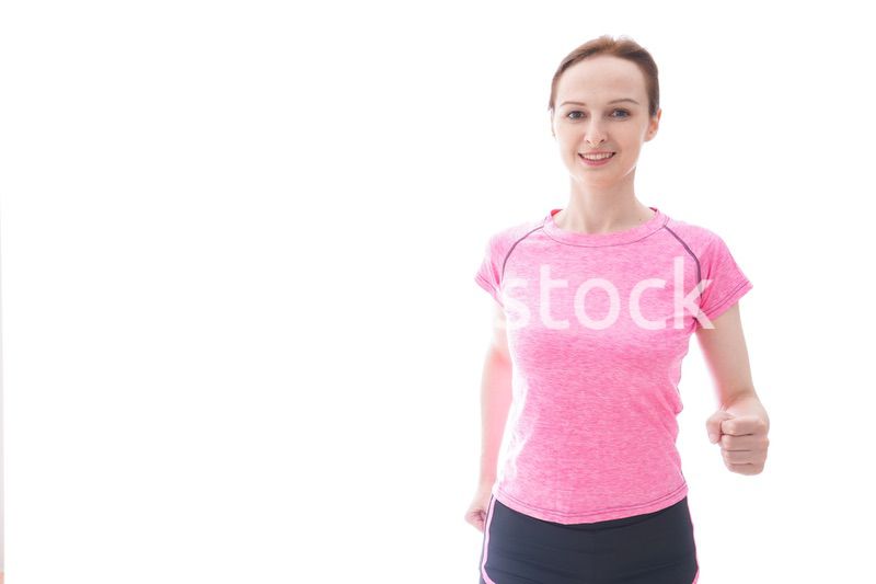 ランニングをする笑顔の若い女性