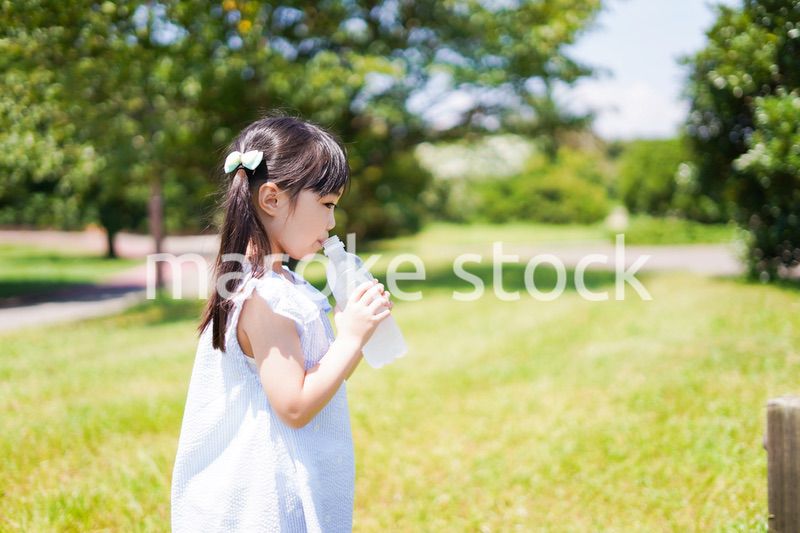 水分補給をする小さな女の子