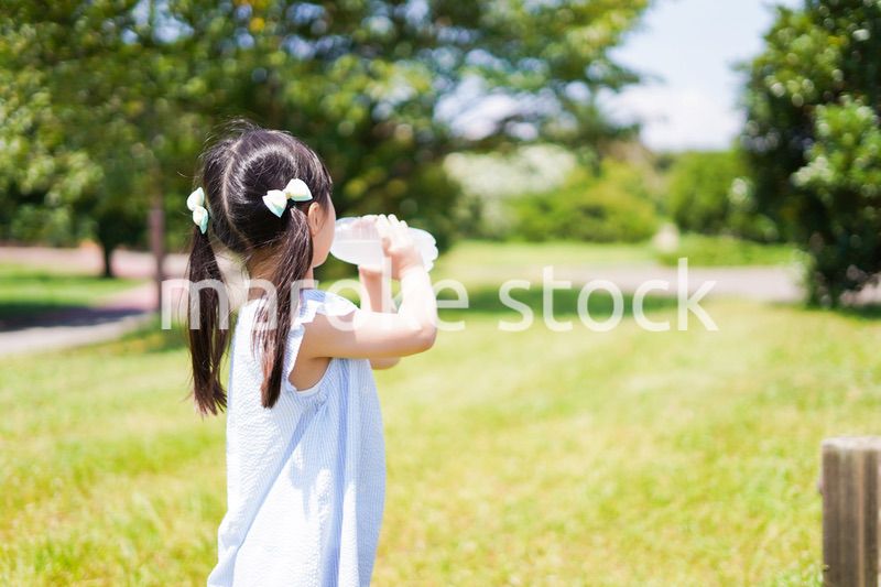 水分補給をする小さな女の子