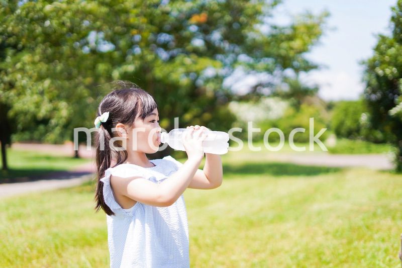 水分補給をする小さな女の子