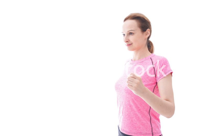 ランニングをする笑顔の若い女性