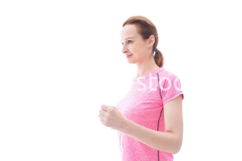 ランニングをする笑顔の若い女性