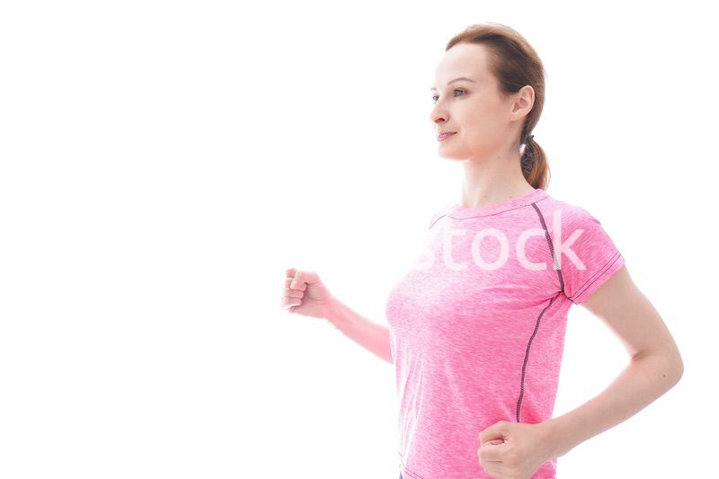 ランニングをする笑顔の若い女性