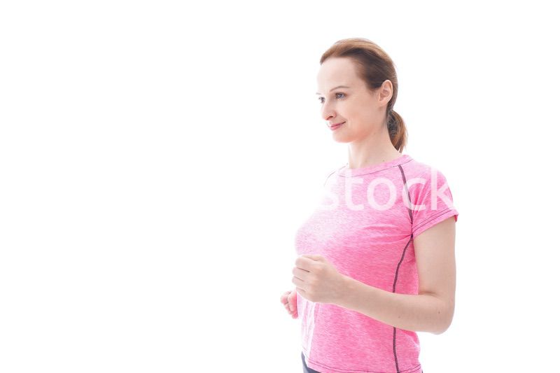 ランニングをする笑顔の若い女性