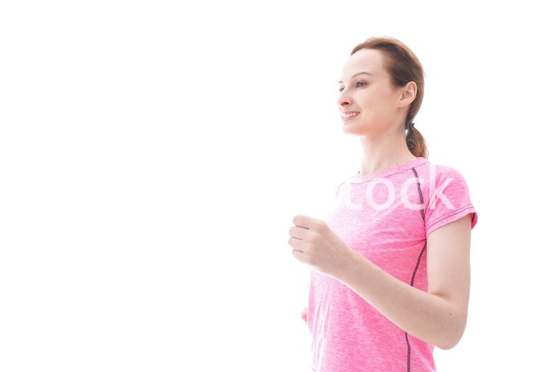 ランニングをする笑顔の若い女性