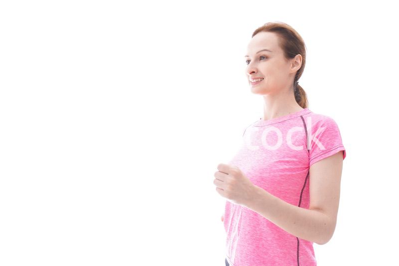 ランニングをする笑顔の若い女性