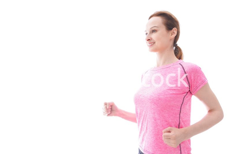 ランニングをする笑顔の若い女性