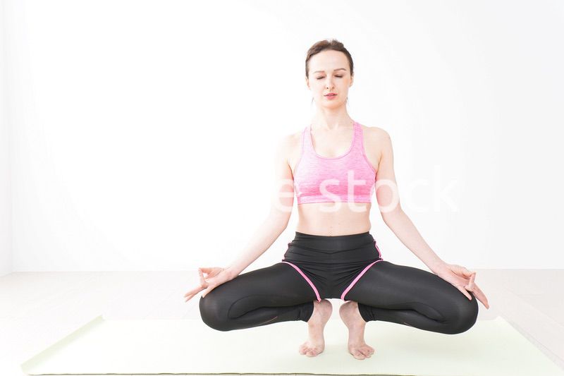 スポーツウェアを着てヨガをする外国人の女性