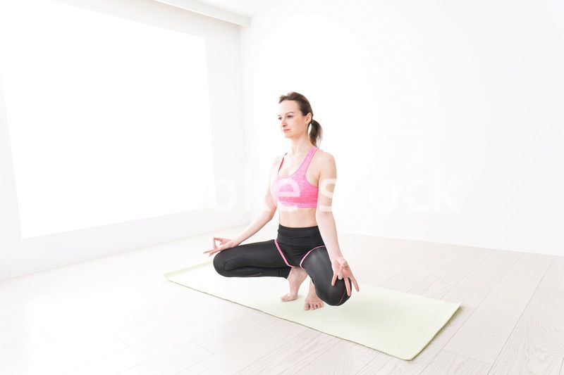 スポーツウェアを着てヨガをする外国人の女性