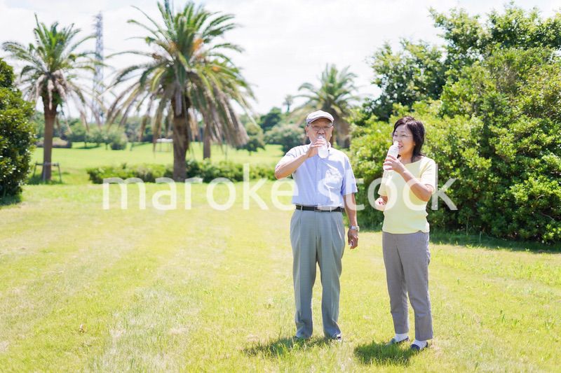 水分補給をする高齢者