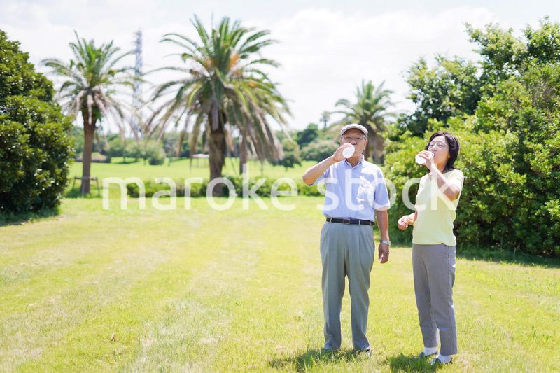 水分補給をする高齢者