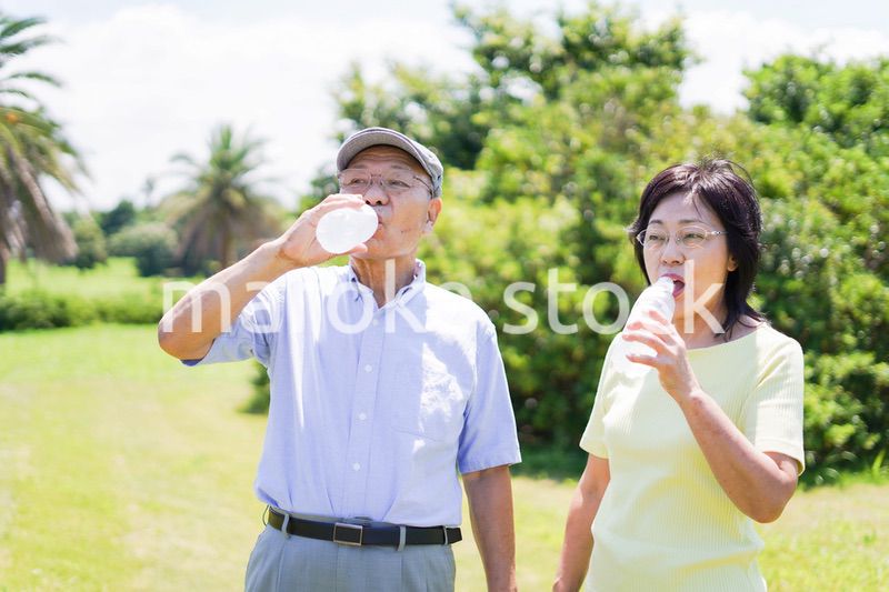 水分補給をする高齢者