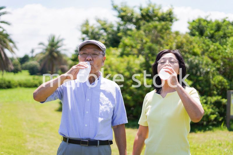 水分補給をする高齢者