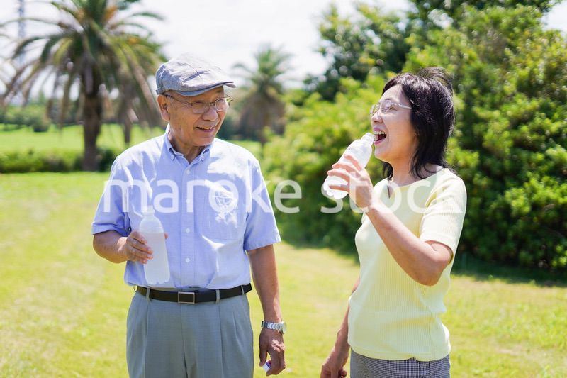 水分補給をする高齢者